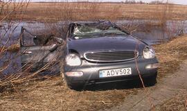 Tamsoje - "Ford" skrydis nuo kelio