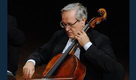 Griežia ir diriguoja Davidas Geringas