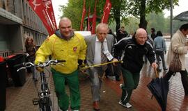 "Vilties bėgimas": tempiamas plytų vežimas