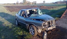 "Audi" rėžėsi į pakelės medį