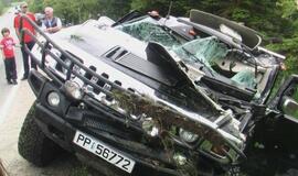 Prie Jakų apsivertė visureigis "Hummer"