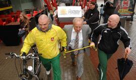 "Vilties bėgimas": tempiamas plytų vežimas