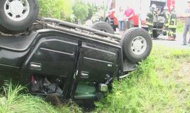 Prie Jakų apsivertė visureigis "Hummer"