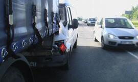 Į stovintį vikliką trenkėsi mikroautobusas