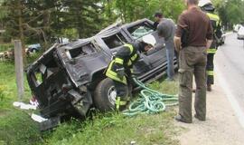 Prie Jakų apsivertė visureigis "Hummer"