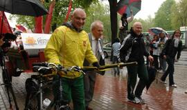 "Vilties bėgimas": tempiamas plytų vežimas