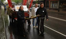 "Vilties bėgimas": tempiamas plytų vežimas