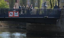 Girti jaunuoliai šokinėjo nuo Biržos tilto