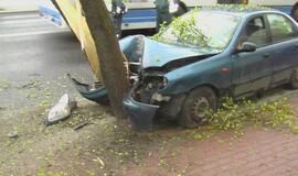 Jauną vairuotoją sustabdė medis