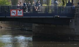 Girti jaunuoliai šokinėjo nuo Biržos tilto