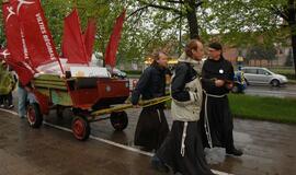 "Vilties bėgimas": tempiamas plytų vežimas