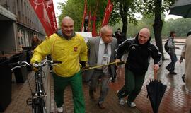 "Vilties bėgimas": tempiamas plytų vežimas