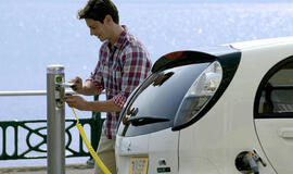 Elektromobiliams įsibėgėti valdžia nepadeda