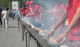 Latvijoje iškeptas 150 metrų ilgio šašlykas