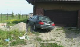 "Audi" rėžėsi į garažą