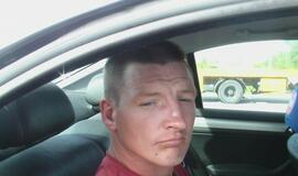 "Audi" rėžėsi į garažą