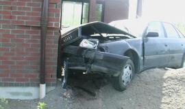 "Audi" rėžėsi į garažą