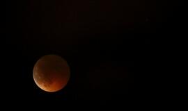 Praėjusią naktį Mėnulis nusidažė raudonai