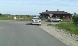 "Audi" rėžėsi į garažą