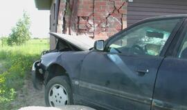 "Audi" rėžėsi į garažą