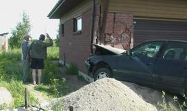 "Audi" rėžėsi į garažą