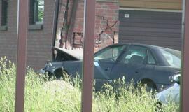 "Audi" rėžėsi į garažą