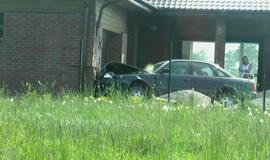 "Audi" rėžėsi į garažą