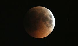 Praėjusią naktį Mėnulis nusidažė raudonai