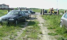 "Audi" rėžėsi į garažą