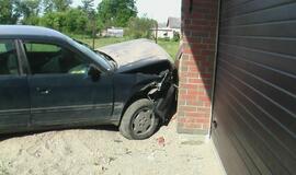 "Audi" rėžėsi į garažą