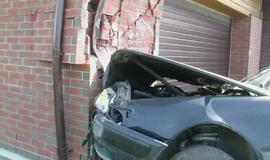 "Audi" rėžėsi į garažą