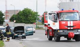 Ant viaduko užsidegė automobilis