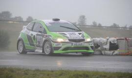 1000 km lenktynės finišuoja pliaupiant lietui