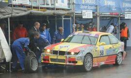 1000 km lenktynės finišuoja pliaupiant lietui