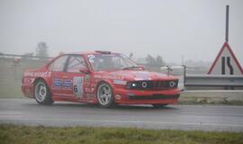 1000 km lenktynės finišuoja pliaupiant lietui