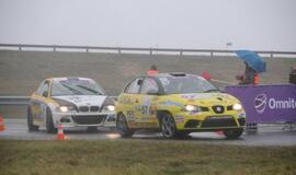 1000 km lenktynės finišuoja pliaupiant lietui