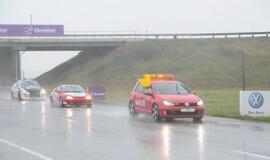 1000 km lenktynės finišuoja pliaupiant lietui