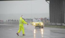 1000 km lenktynės finišuoja pliaupiant lietui