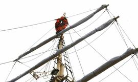 Burlaivis "Meridianas" puošiamas Jūros šventei