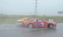 1000 km lenktynės finišuoja pliaupiant lietui