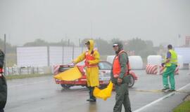 1000 km lenktynės finišuoja pliaupiant lietui