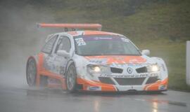 1000 km lenktynės finišuoja pliaupiant lietui