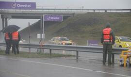 1000 km lenktynės finišuoja pliaupiant lietui