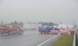 1000 km lenktynės finišuoja pliaupiant lietui