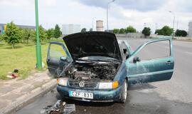 Ant viaduko užsidegė automobilis