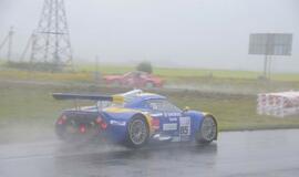 1000 km lenktynės finišuoja pliaupiant lietui