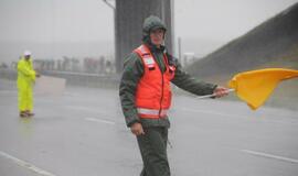 1000 km lenktynės finišuoja pliaupiant lietui