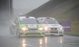 1000 km lenktynės finišuoja pliaupiant lietui