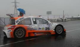 1000 km lenktynės finišuoja pliaupiant lietui