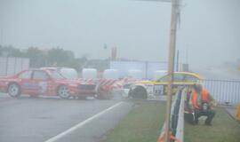 1000 km lenktynės finišuoja pliaupiant lietui